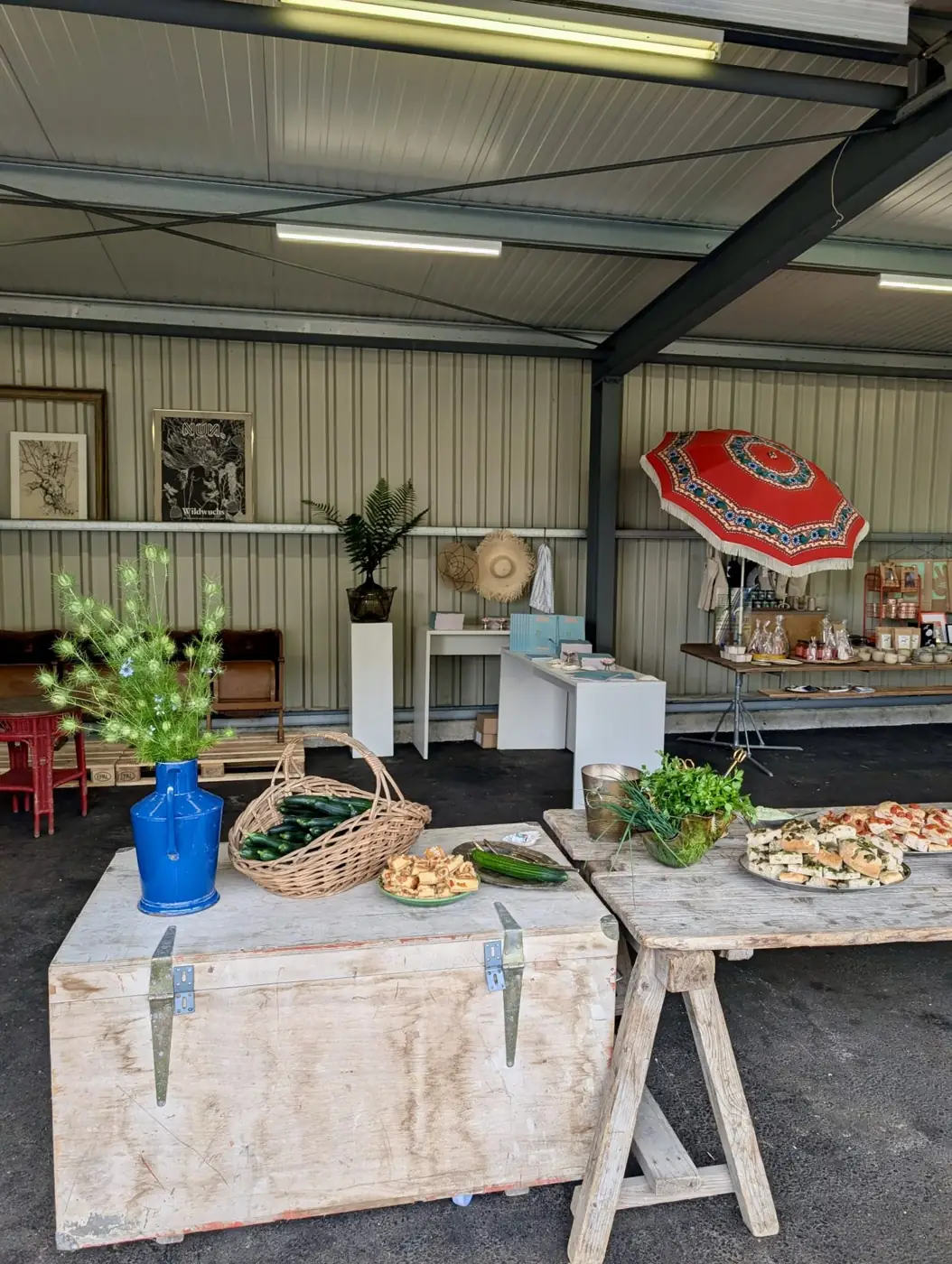 Focaccia und Gemüse aus der Region auf der Holztruhe