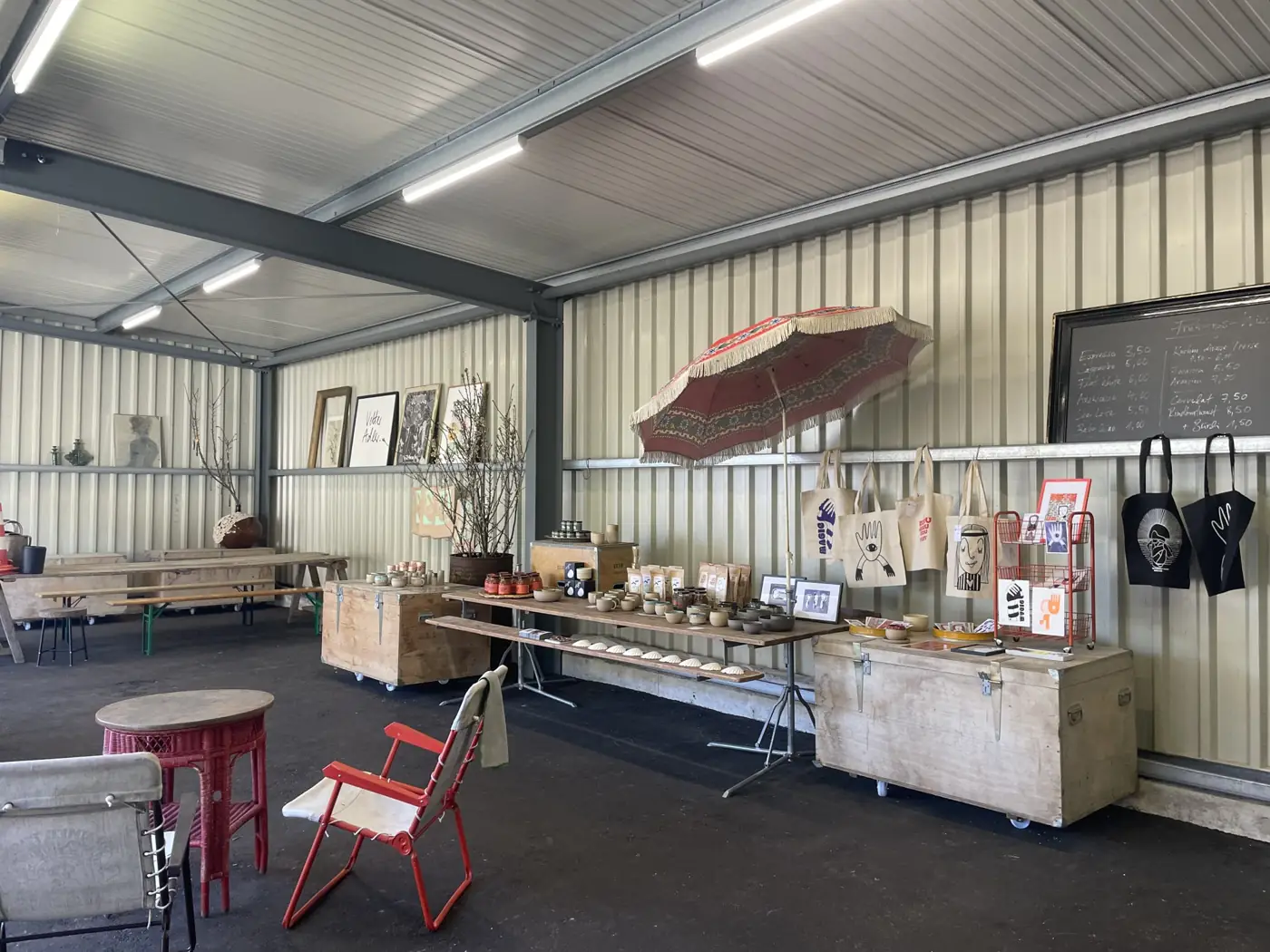 Der Laden mit Keramik, Taschen und Drucken aus der Region