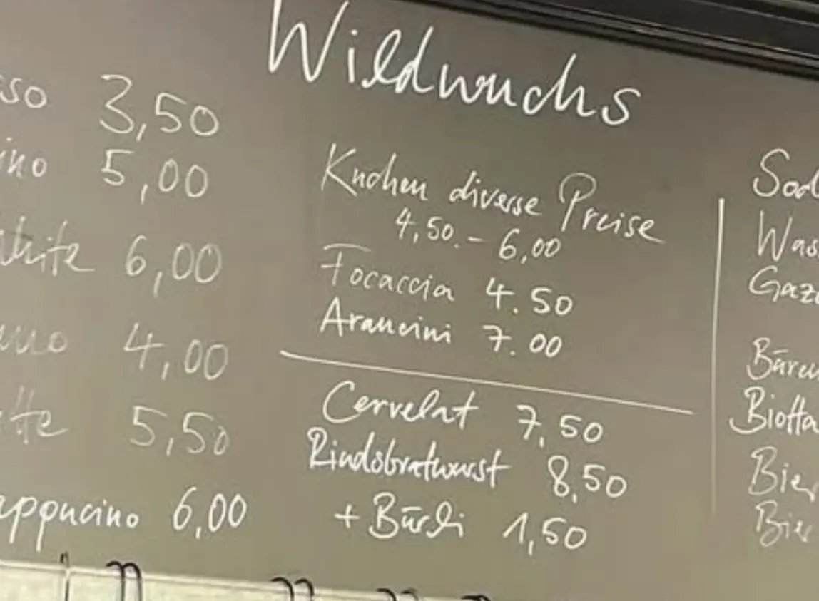 Die Wildwuchs-Menütafel mit Kaffee und Kuchen