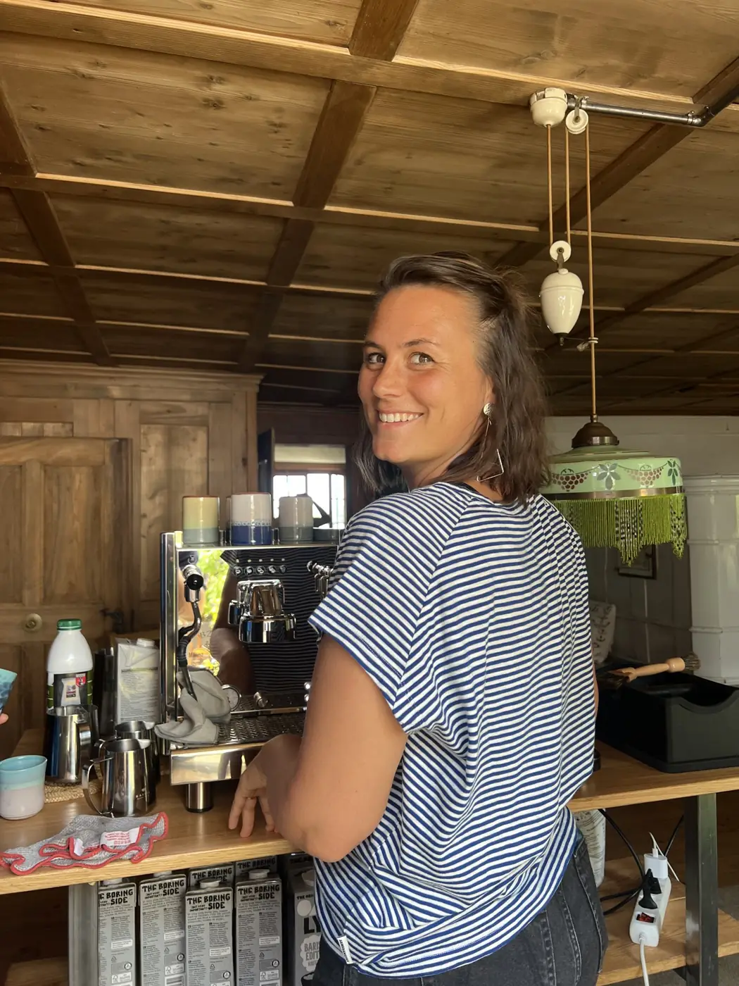 Carla Frauenfelder an der Kaffeemaschine in der Kehlhof-Stube