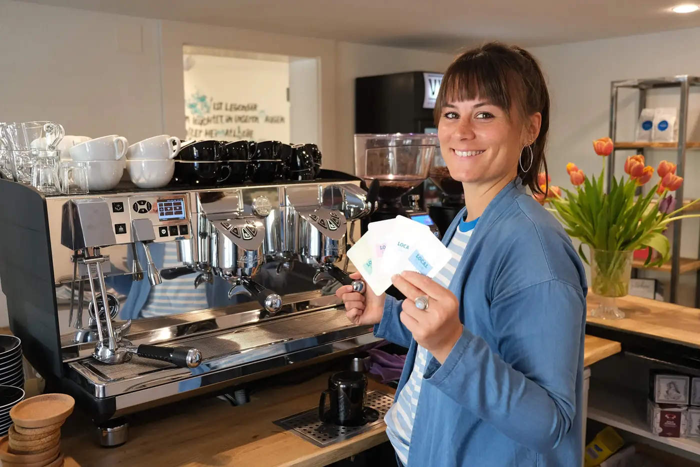 Hinter der Kaffeemaschine