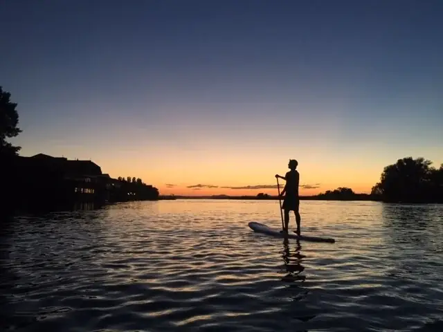 Stand-up-Paddle im Abendlicht