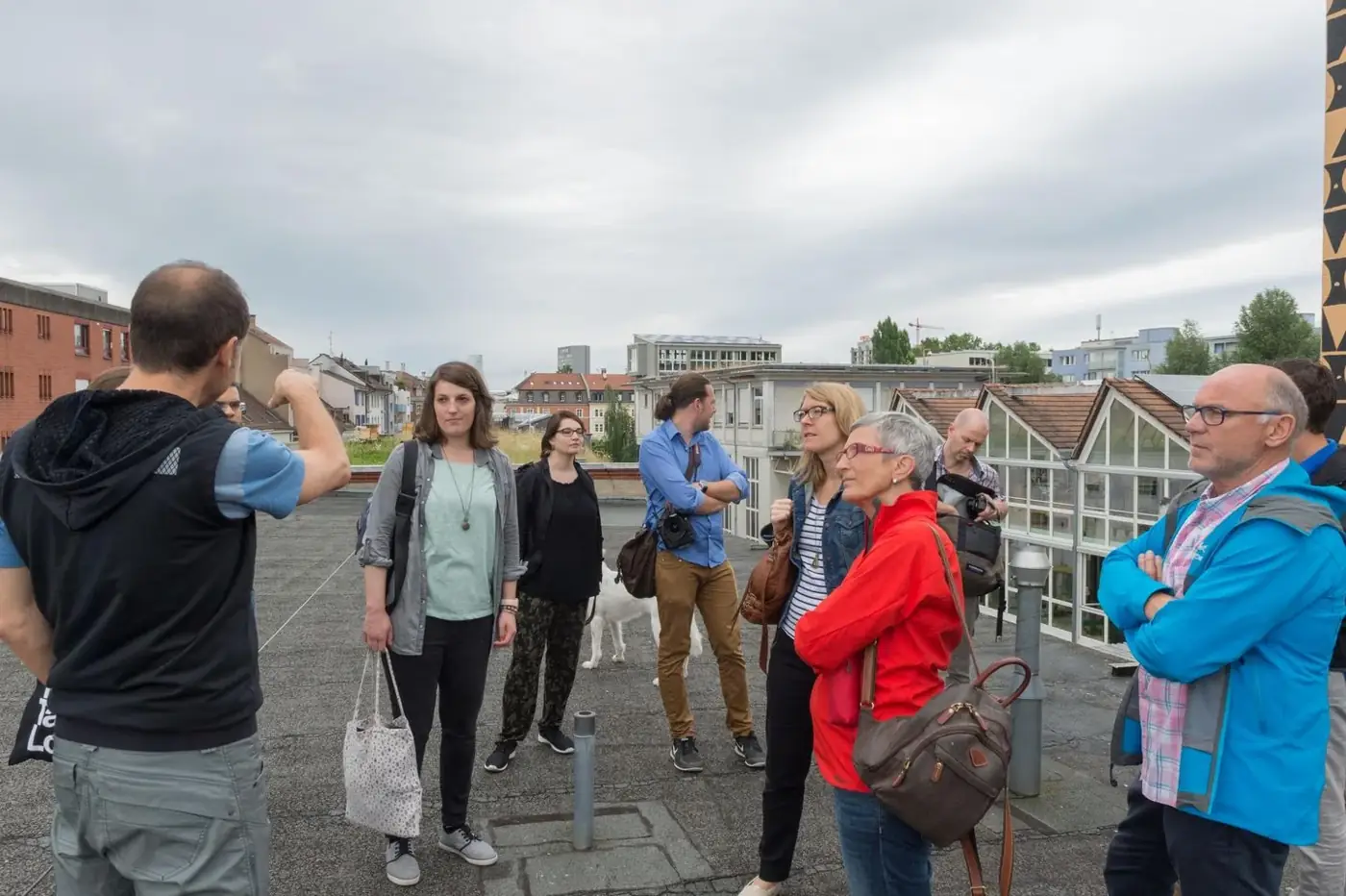 Tourgruppe auf dem Dach beim Imker