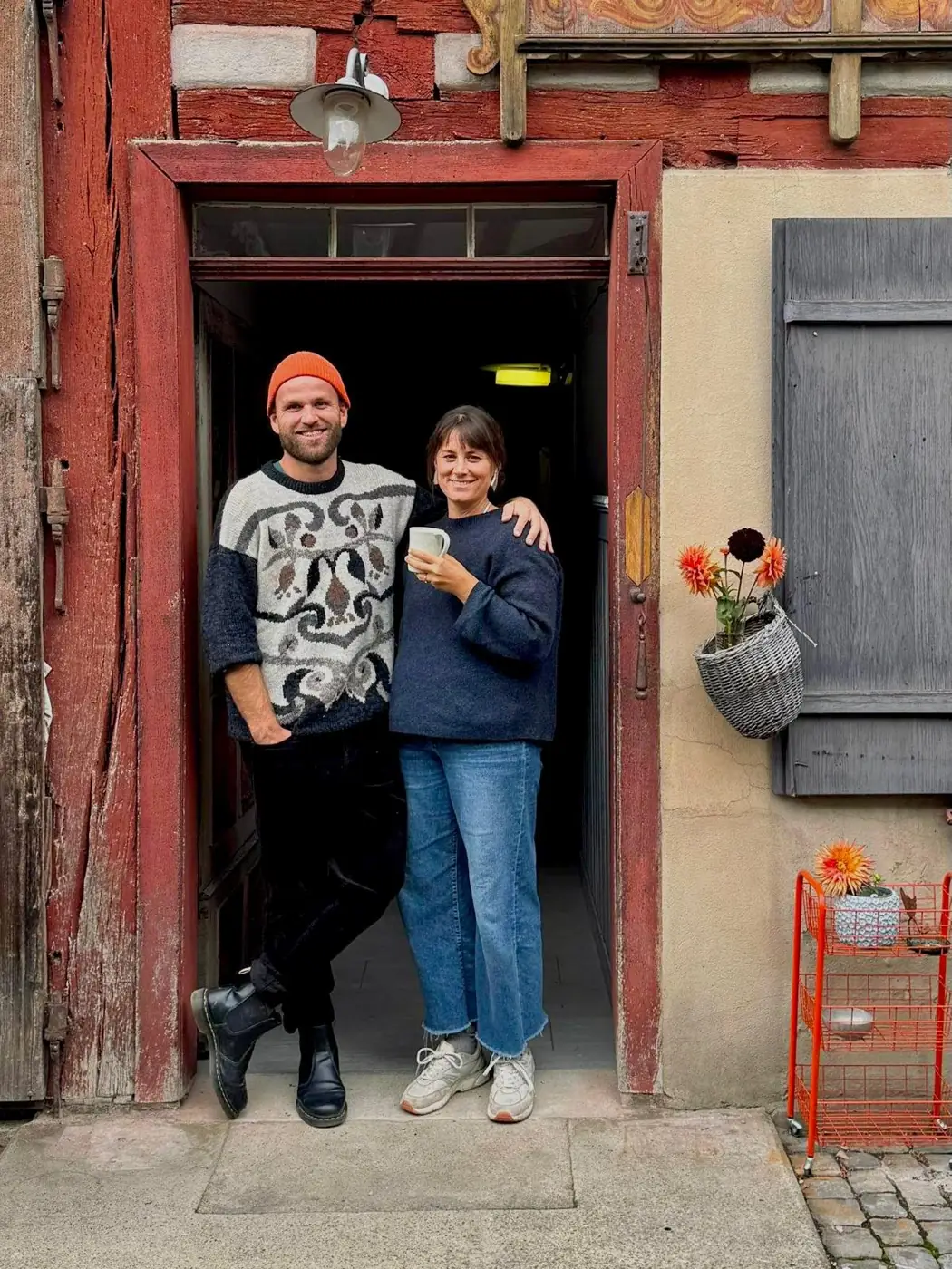 Joël Theubet und Carla Frauenfelder in der Tür des Kehlhofs