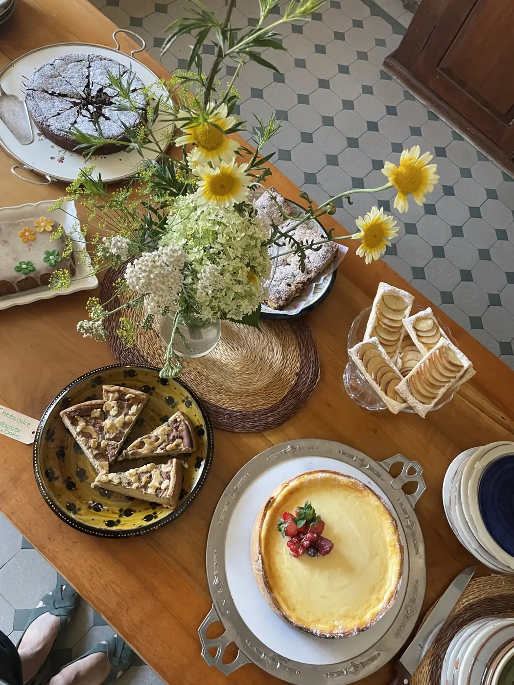 Kuchen und Blumen auf dem Holztisch