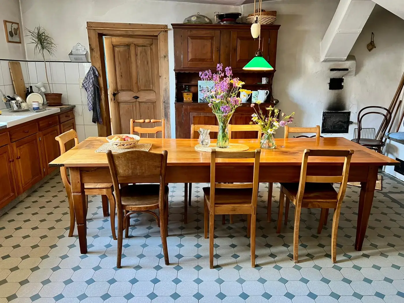 Die alte Küche mit dem grossen Familientisch