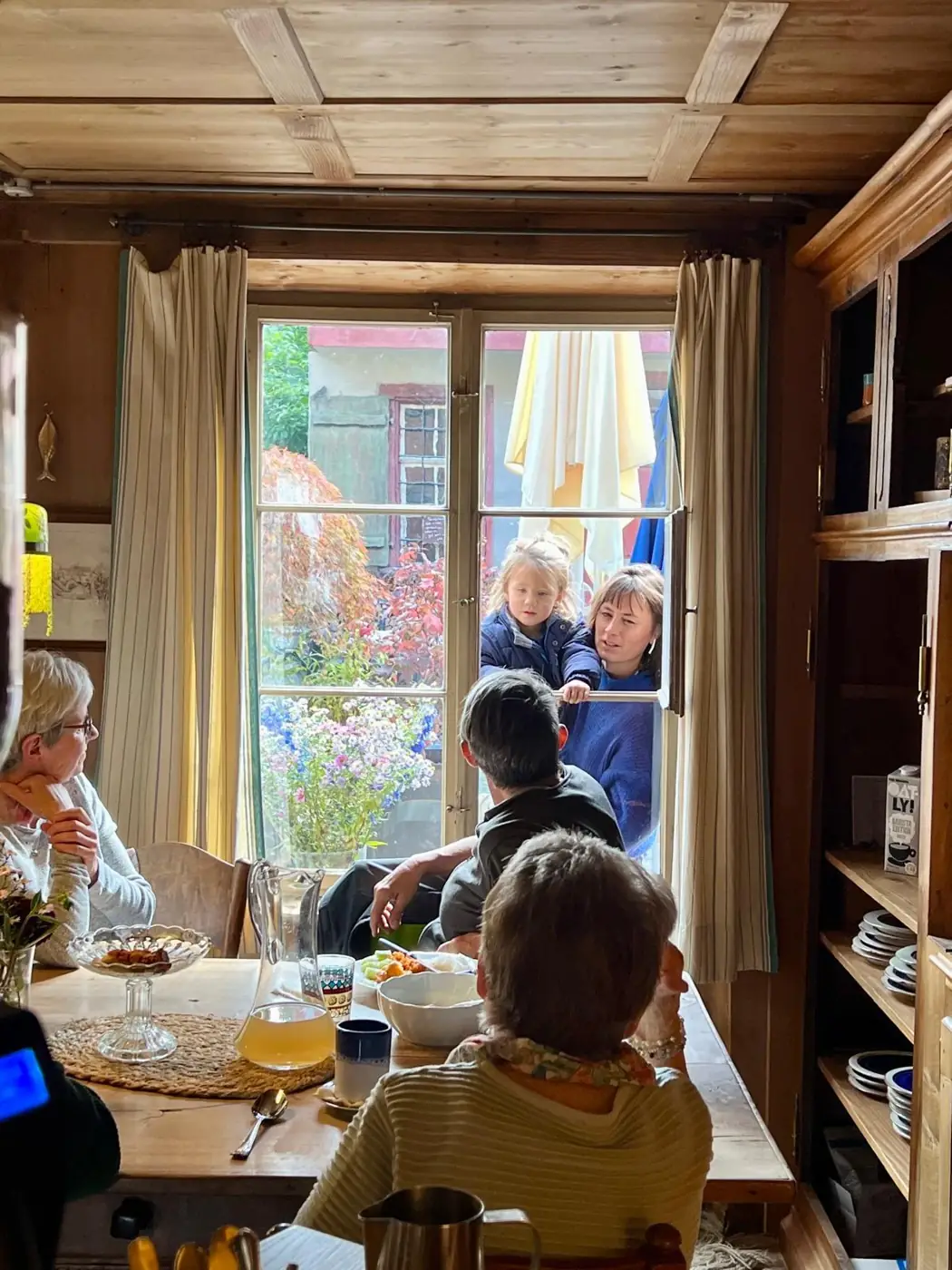 Zmittag in der Stube, Besuch am Fenster