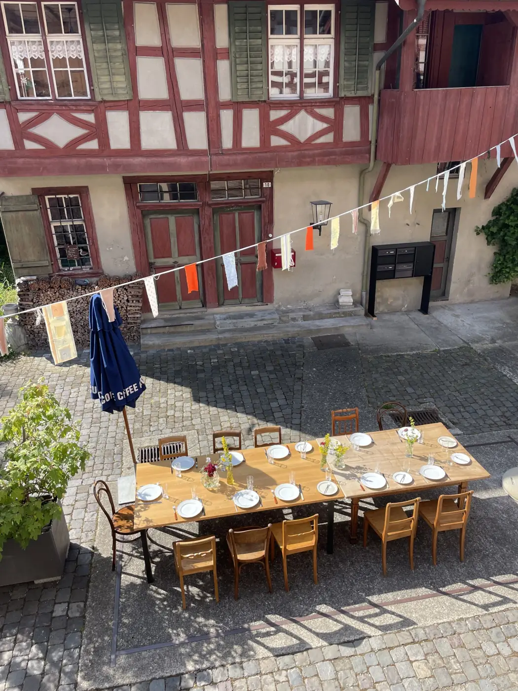 Gedeckte lange Tafel im Fachwerk-Innenhof
