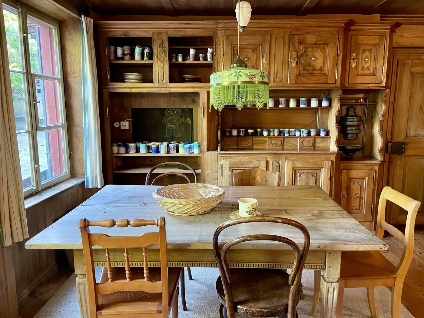 Die alte Stube mit grossem Tisch
