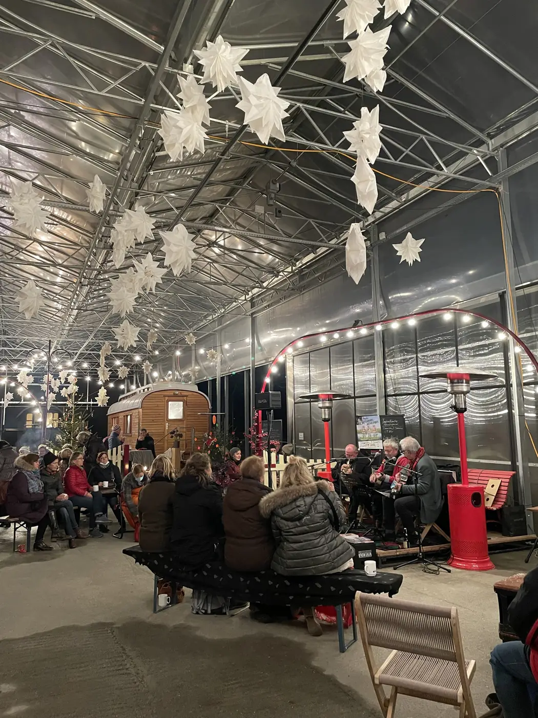 Volle Dorfbeiz im Gewächshaus beim Winterwildwuchs